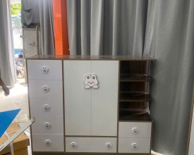 Tủ trẻ em họa tiết chân mèo có kệ để đồ