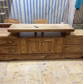 KỆ TIVI GỖ TỰ NHIÊN CAO CẤP – MẪU ĐẸP SANG TRỌNG